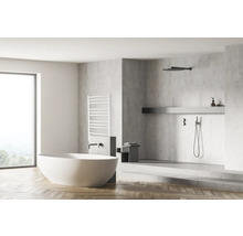 Helles Badezimmer mit Badewanne, Handtuchwärmer und Dusche