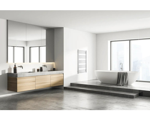 Modernes Badezimmer mit Badewanne, Waschtisch und Handtuchwärmer