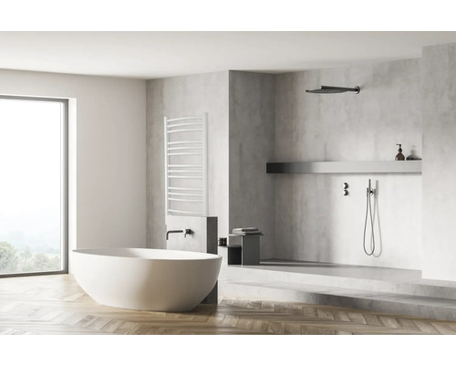 Helles Badezimmer mit freistehender Badewanne, Handtuchwärmer und Dusche