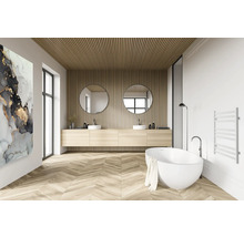 Modernes Badezimmer mit Doppelwaschtisch, Spiegeln, Badewanne und Holzverkleidung