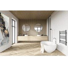 Helles Badezimmer mit Doppelwaschtisch, Spiegeln, Badewanne, Heizkörper und Holzboden