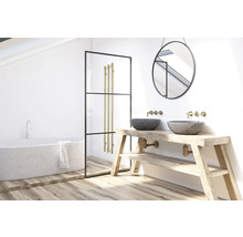 Helles Badezimmer mit Badewanne, Waschtisch mit zwei Becken, Spiegel und Duschabtrennung
