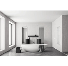 Badezimmer mit freistehender Badewanne, Waschtischen und Spiegeln