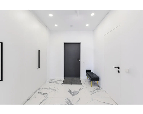 Heller Flur mit Garderobenschrank, Tür, Bank und Marmorboden