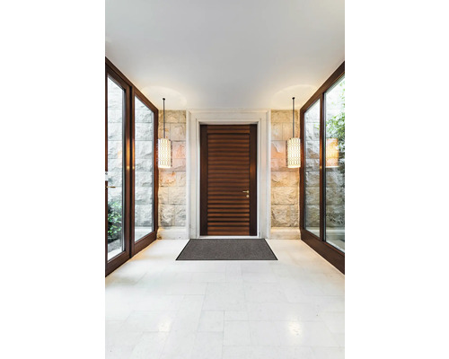 Eingangsbereich mit Holztür, Fußmatte, Steinwand und Hängelampen