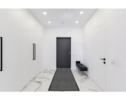 Heller Flur mit Garderobenschrank, Eingangstür, Innentür, Bank und Fußmatte