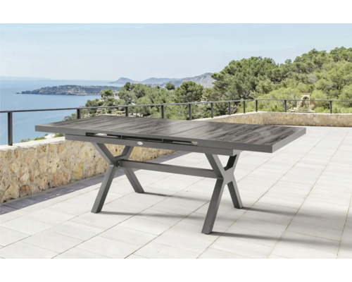 Ausziehbarer Gartentisch mit X-förmigem Gestell auf einer Terrasse mit Meerblick