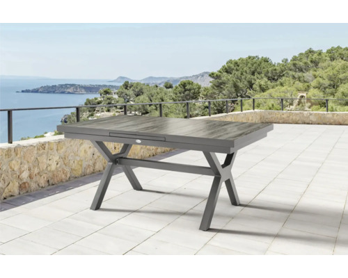 Gartentisch mit Ausziehfunktion und Aluminiumgestell auf einer Terrasse mit Meerblick