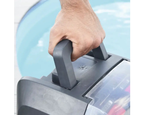 Person trägt einen Poolroboter am Griff