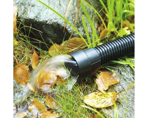 Abfließendes Wasser aus einem Entwässerungsschlauch im Garten