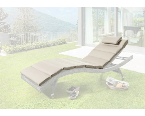Gepolsterte Gartenliege mit Kopfkissen im Außenbereich