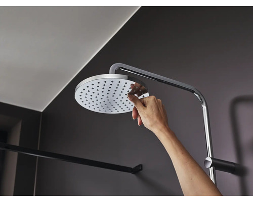 Hand, die einen Duschkopf mit Brausearm berührt