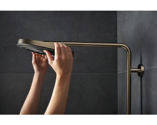 Montage einer Duschbrause im Badezimmer.