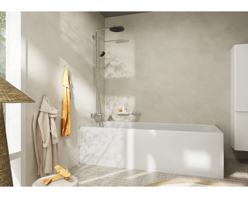 Badezimmer mit Badewanne, Duscharmatur, Handtüchern und Bademantel für ein helles und organisiertes Ambiente.