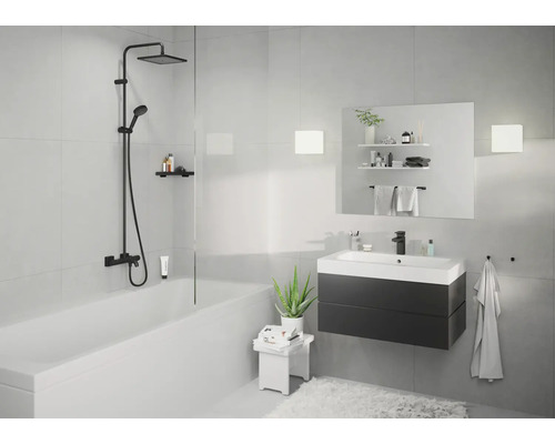Modernes Badezimmer mit Dusche, Waschbeckenunterschrank und Spiegel