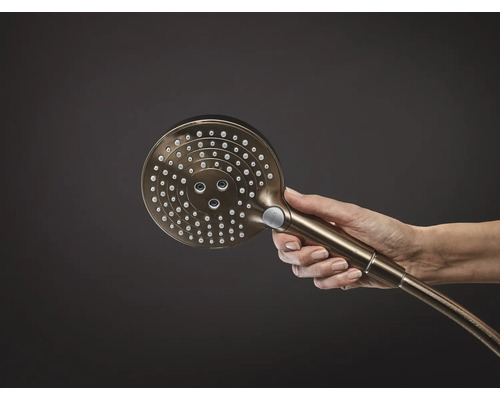 Handbrause aus Metall in der Hand gehalten