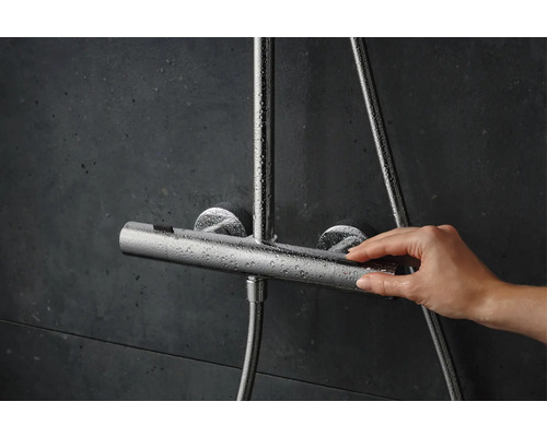 Aufnahme einer Hand, die ein Chrom-Thermostatventil bedient