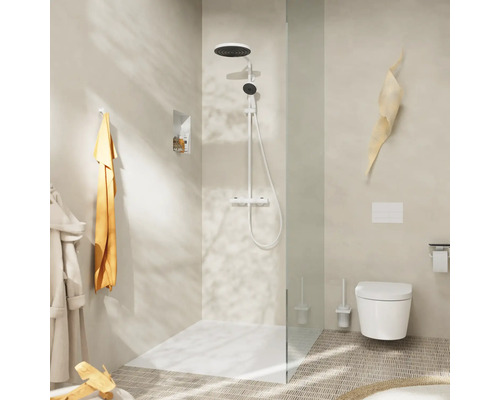 Helles Badezimmer mit Dusche, Toilette und Badaccessoires