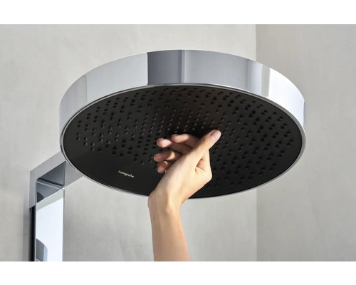 Hand berührt eine runde Kopfbrause von Hansgrohe