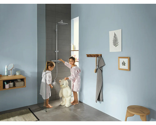 Helles Badezimmer mit Dusche, zwei Kindern und einem Teddybär