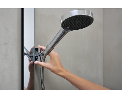 Handbrause an einer Duschstange montiert