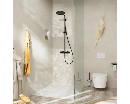 Modernes Badezimmer mit Dusche, Toilette und Accessoires