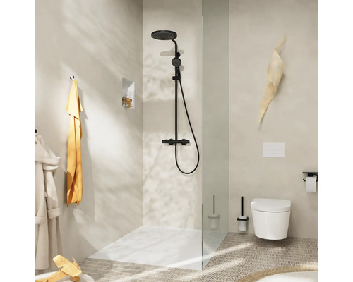 Modernes Badezimmer mit Dusche, Toilette und schwarzer Duscharmatur