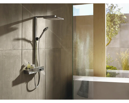 Dusche mit Kopfbrause und Handbrause im modernen Badezimmer