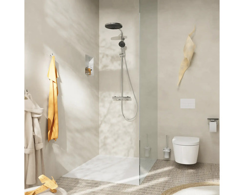 Helles Badezimmer mit Dusche, Toilette und Waschbecken