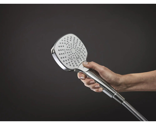 Handbrause aus Metall mit verschiedenen Strahlarten in der Hand
