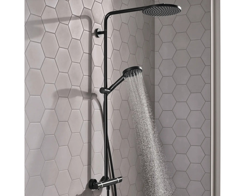 Duschsäule mit Kopfbrause und Handbrause im Badezimmer.