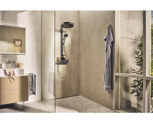 Helles Badezimmer mit Dusche, Waschtisch und Handtüchern