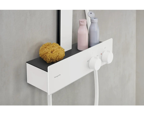 Aufnahme einer Duscharmatur mit Ablagefläche mit Schwamm und Shampooflaschen