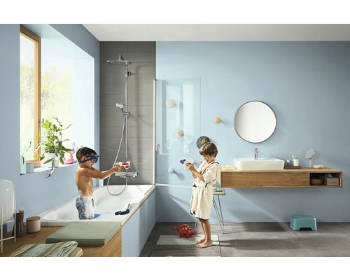 Badezimmer mit spielenden Kindern, Badewanne, Dusche und Waschtisch