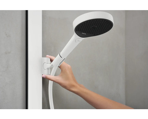 Handbrause mit Halterung und Brauseschlauch wird von einer Hand bedient