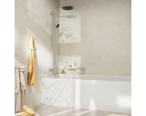 Badezimmer mit Badewanne, Duscharmatur, Handtuch und Bademantel