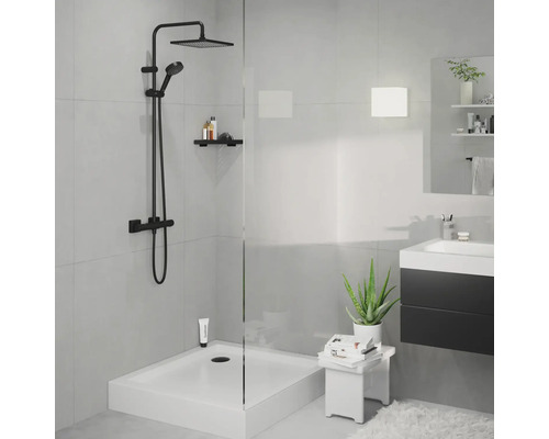 Badezimmer mit Duschkabine, Duschsystem und Waschtisch