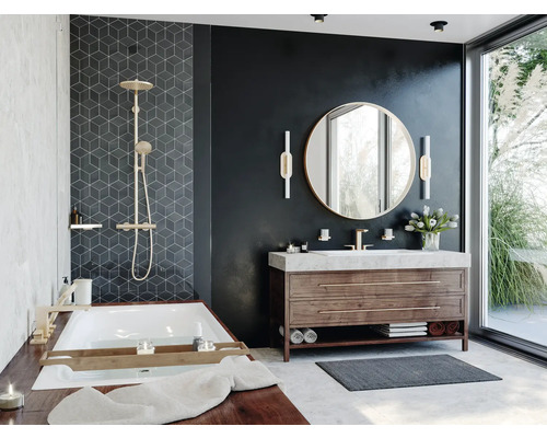 Modernes Badezimmer mit Dusche, Badewanne und Waschtisch