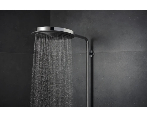 Regendusche mit Wasserstrahl vor dunklem Hintergrund