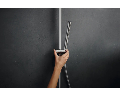 Hand zeigt Brausestange mit Handbrause