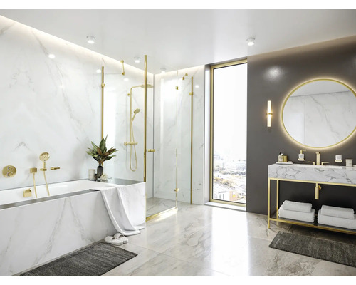 Helles Badezimmer mit Badewanne, Dusche, Waschtisch und Spiegel in Goldoptik