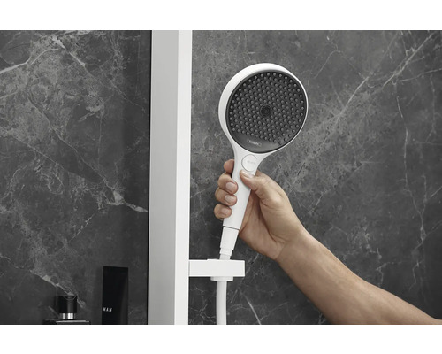 Handbrause am Brausestangenset mit Marmorwand im Hintergrund