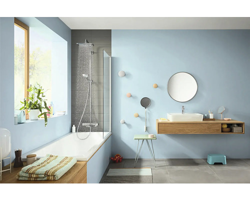 Helles Badezimmer mit Badewanne, Duscharmatur, Waschbecken und Spiegel