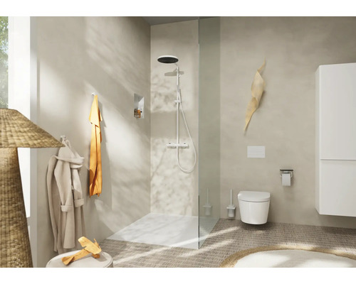 Helles Badezimmer mit Dusche, Toilette und Waschtisch