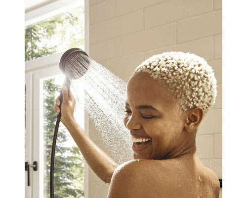 Frau unter der Dusche mit Handbrause