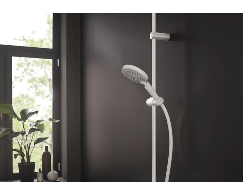Brausegarnitur mit Handbrause an einer Duschstange im Badezimmer