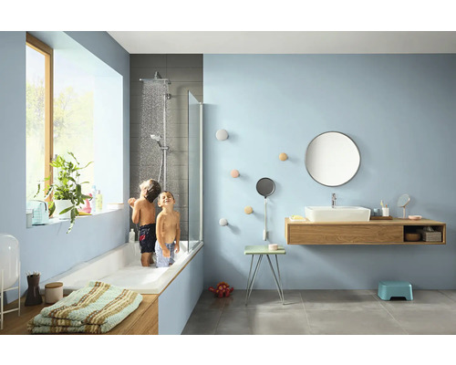 Modernes Badezimmer mit Badewanne, Dusche, Waschtisch und spielenden Kindern