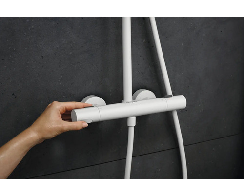 Hand betätigt weißen Duschthermostat von Hansgrohe