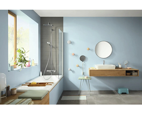 Helles Badezimmer mit Badewanne, Dusche, Waschtisch und Spiegel