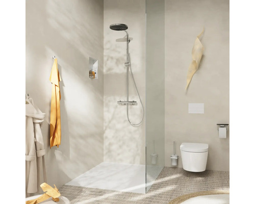 Badezimmer mit Dusche, Toilette und Waschbecken für ein helles und organisiertes Ambiente